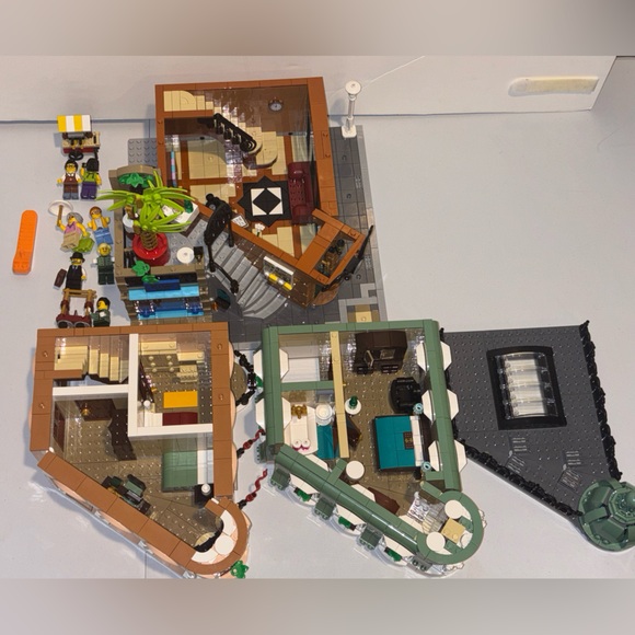 LEGO #10297 Boutique Hotel - Picture 8 of 11